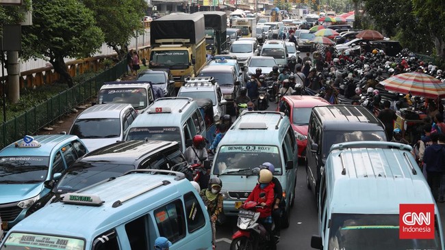 Wagub DKI Riza Patria mengatakan saat ini pihaknya juga sudah melonggarkan sejumlah aktivitas, seperti sekolah, transportasi, operasional mal, dan perkantoran.