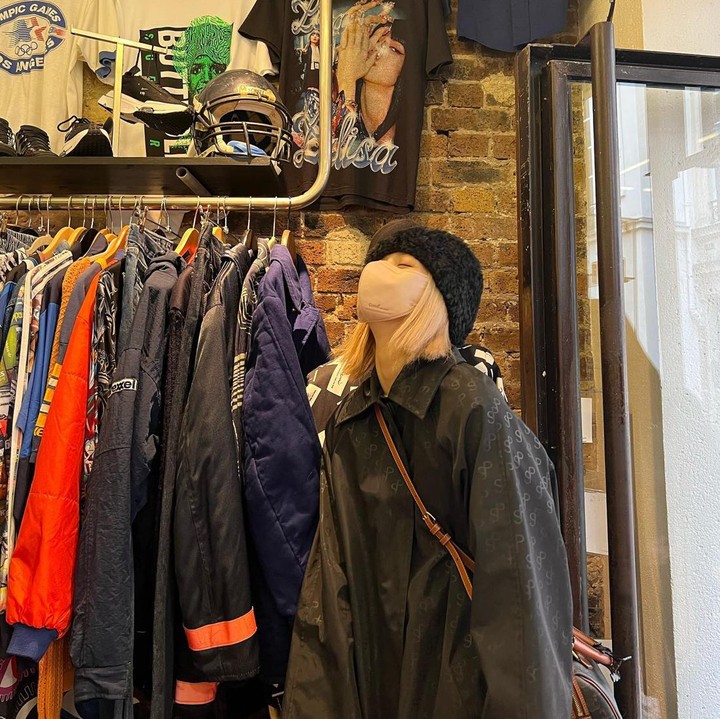 <p>Untuk menghabiskan waktu luang di Paris, K-Pop idol asal Thailand itu juga berkeliling kota dan mengunjungi sejumlah toko. (Foto: Instagram @lalalalisa_m)</p>