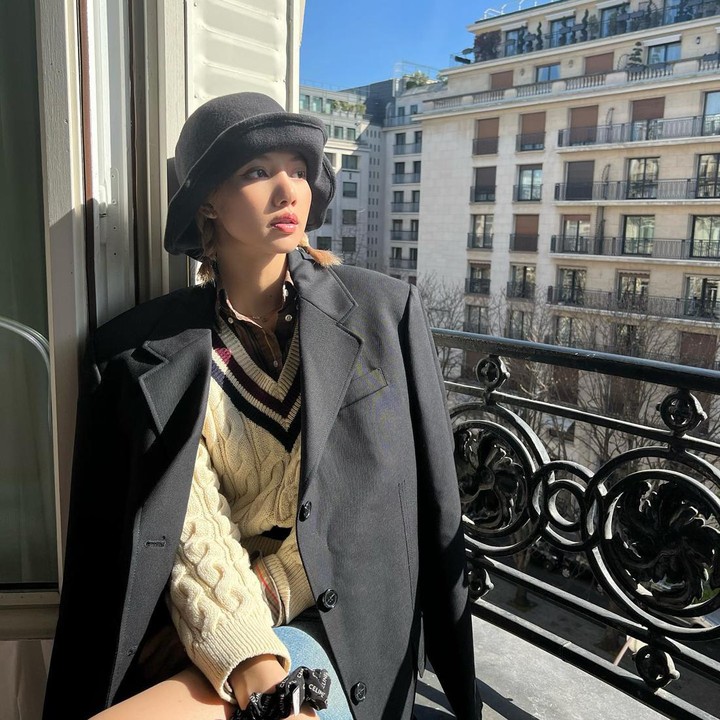 <p>Namun sesampainya di Paris, pelantun lagu <em>Money</em> tak terlihat menghadiri acara pekan mode yang telah disebutkan. Ternyata, brand Celine dilaporkan tidak hadir di Paris Fashion Week 2022. Sementara itu, Lisa merupakan<em> brand ambassador</em> dari rumah mode tersebut. (Foto: Instagram @lalalalisa_m)</p>