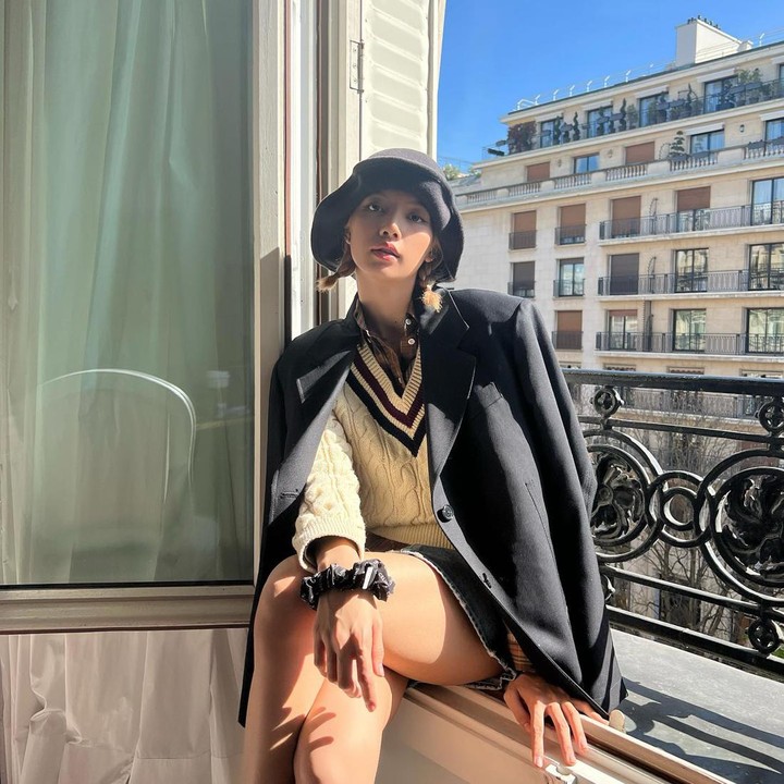 <p>Dilahirkan di Buri Ram, 27 Maret 1997, Lisa BLACKPINK memang dikenal memiliki kecantikan yang memesona. Selain itu, ia juga punya gaya busana modis. (Foto: Instagram @lalalalisa_m)</p>