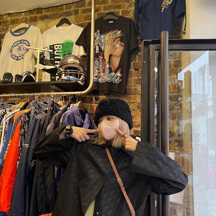 <p>Popularitas Lisa di dunia musik turut mengantarkannya ke bidang modeling. Ia kerap dipercaya untuk membawakan koleksi busana terbaru dari berbagai brand. (Foto: Instagram @lalalalisa_m)</p>
