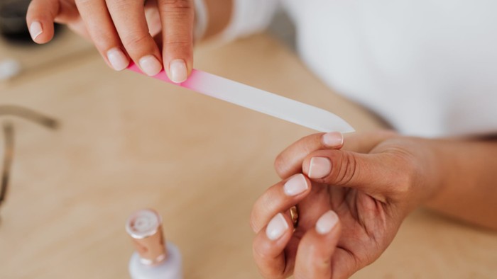 Rentan Mengeras dan Mudah Patah? Ini 6 Trik Mudah Jaga Kesehatan dan Kecantikan Kuku di Usia 40-an