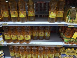 Minyak Goreng Kemasan Mahal, Emak-emak Sambat: Nek Larang Metu Kabeh