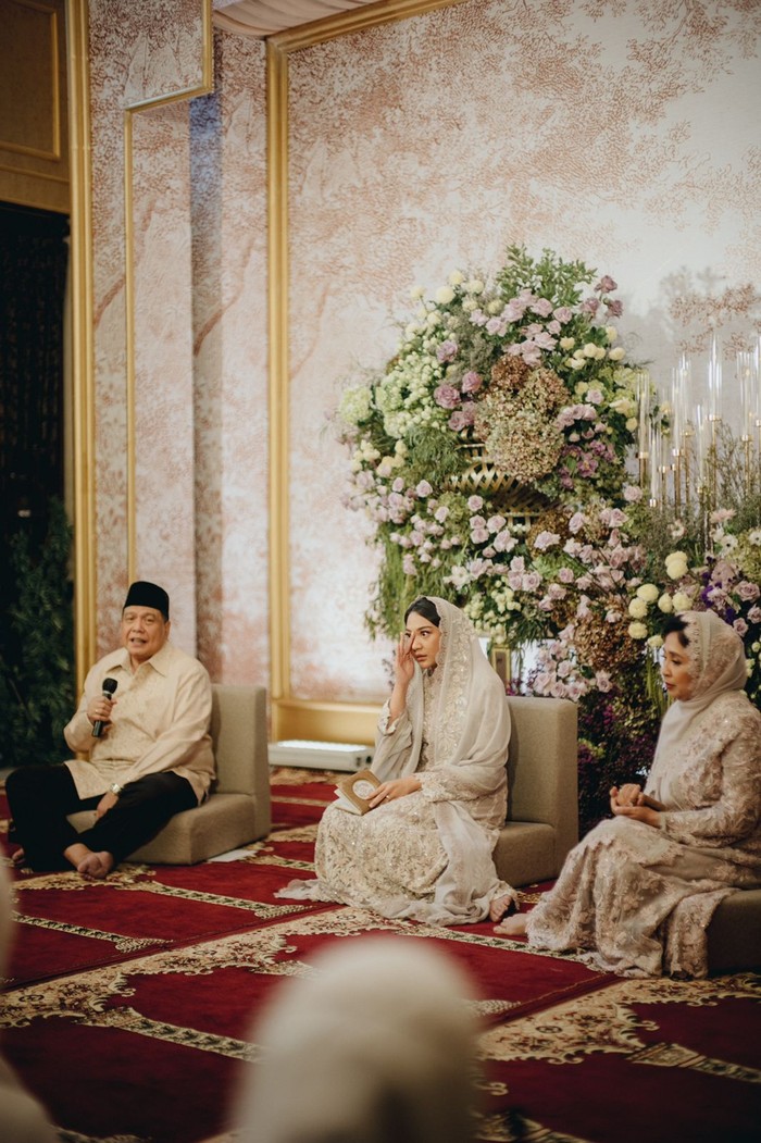Putri mengungkapkan niatnya berumah tangga dan meminta izin kepada bapak dan ibunya dengan haru. (Foto: Dok. Morden.co/Samuel Rustandi)