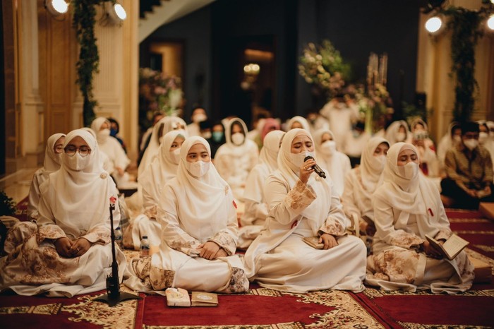 Suasana haru dan khidmat menyelimuti prosesi pengajian jelang pernikahan Putri Tanjung dan Guinandra Jatikusumo. Pernikahan keduanya akan berlangsung pada Minggu (20/3). (Foto: Dok. Morden.co/Samuel Rustandi)