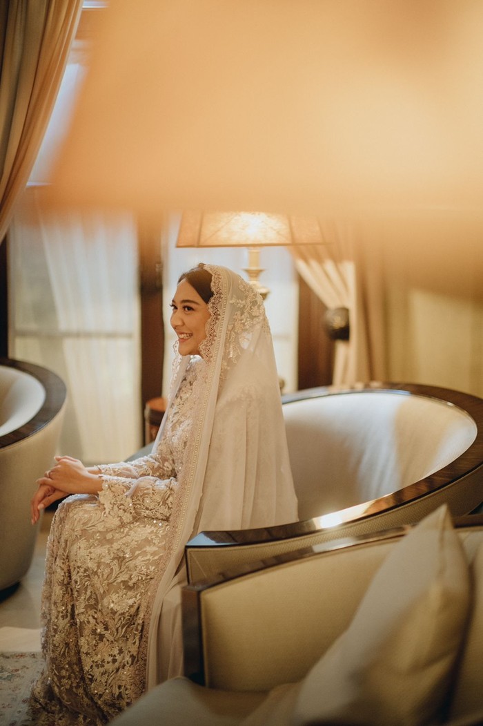 Putri Tanjung terlihat menawan dan elegan dalam balutan gamis bernuansa abu-abu dengan aksen bordir serta pulasan makeup dari Bubah Alfian. (Foto: Dok. Morden.co/Samuel Rustandi)