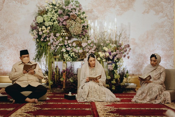 Pada Kamis (17/3), Putri Indahsari Tanjung atau akrab disapa Putri mengadakan acara pengajian jelang pernikahan dengan sang kekasih, Guinandra Jatikusumo. (Foto: Dok. Morden.co/Samuel Rustandi)