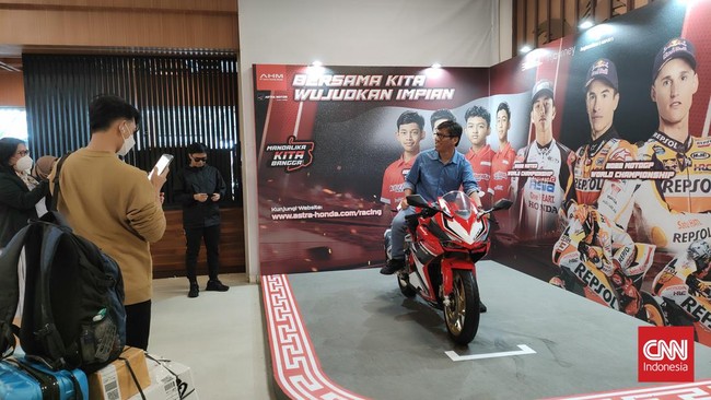 Jumlah pendatang di Bandar Udara Internasional Lombok Zainudin Abdul Madjid mulai ramai satu hari menjelang seri kedua MotoGP 2022 di Sirkuit Mandalika, Kamis (17/3).