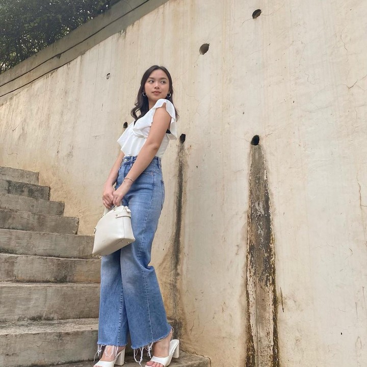 <p>Melalui media sosoial, Bella sering membagikan banyak postret dirinya, Bunda. (Foto: Instagram @nabilahrdz)<br /><br /><br /></p>