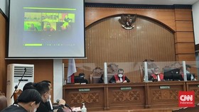 Irjen Napoleon Pakai HP di Sidang Penganiayaan Muhammad Kace