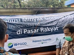 Truk Minyak Goreng Curah Datang di Pasar Senen, Langsung Diserbu Pedagang!