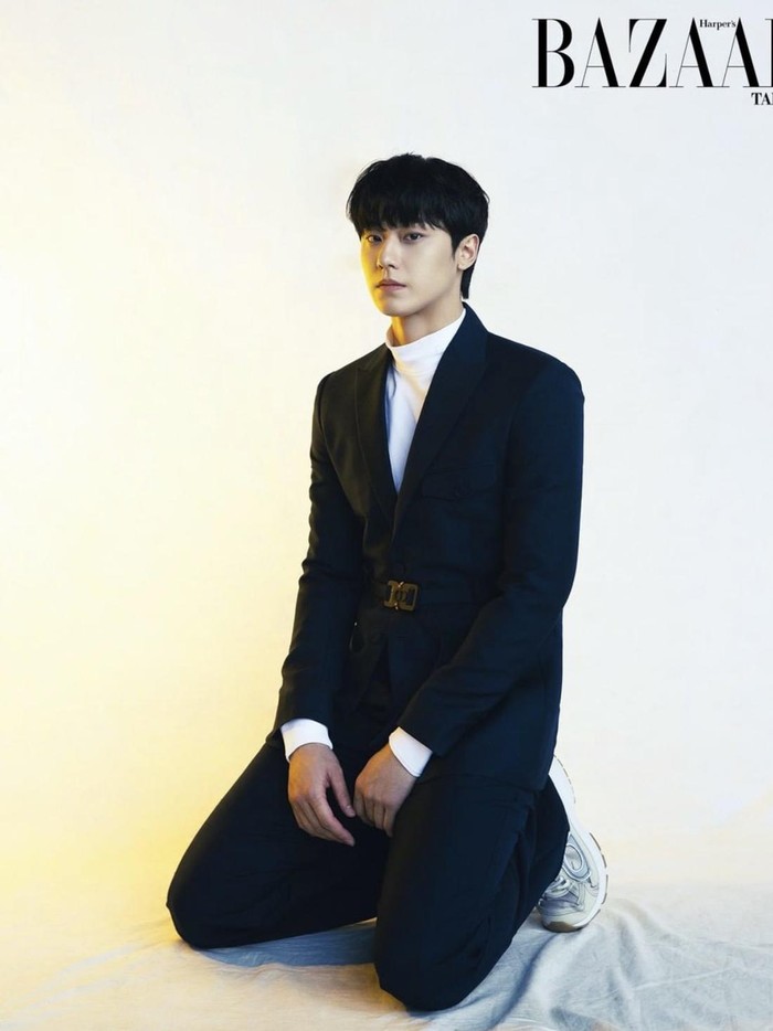Pada Februari 2022 lalu, Harper’s Bazaar Taiwan merilis foto pemotretan Lee Do Hyun yang menjadi cover majalah tersebut. Tampan dan sangat memesona sekali ya, Beauties?/ Foto: instagram.com/harpersbazaar_tw