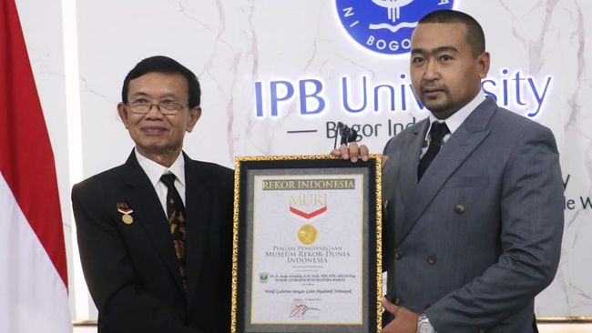 Wagub Sumbar Audy Joinaldy resmi diwisuda sebagai Doktor Manajemen Bisnis pada Rabu (16/3). Kini, Audy memiliki 7 gelar akademik dari berbagai disiplin ilmu.