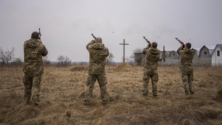 Potret Pemakaman Prajurit Ukraina yang Gugur Membela Tanah Air Funeral procession of Ukrainian military servicemen Roman Rak and Mykola Mykytiuk in Starychi, western Ukraine, Wednesday, March 16, 2022. Rak and Mykytiu were killed during Sunday's Russian missile strike on a military training base in Yavoriv. (AP Photo/Bernat Armangue)