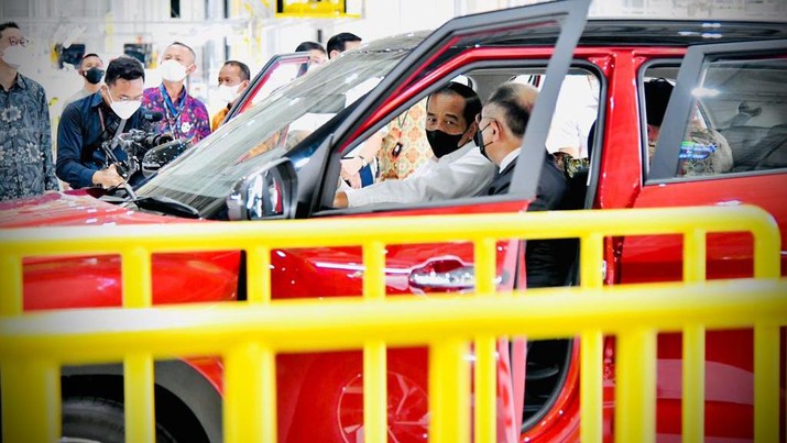 Presiden Joko Widodo meluncurkan mobil listrik pertama yang dirakit di Indonesia dalam kunjungan kerjanya ke pabrik PT Hyundai Motor Manufacturing Indonesia di Kabupaten Bekasi, Provinsi Jawa Barat, pada Rabu, 16 Maret 2022. (Biro Pers Sekretariat Presiden)