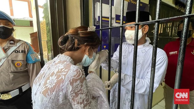 Seorang tahanan menikah di Polrestabes Semarang. Usai menikah ia harus berpisah dengan istrinya untuk melanjutkan masa tahanannya.
