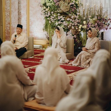Putri Tanjung yang Mengharu-biru di Pengajian Jelang Nikah