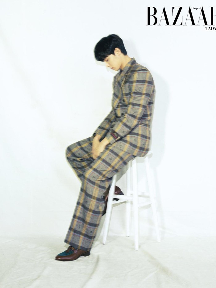 Setelah mendapat ketenaran lewat drama yang diperankan, Lee Do Hyun mulai sering menghiasi sampul majalah-majalah ternama, salah satunya adalah majalah Harper’s Bazaar Taiwan./ Foto: instagram.com/harpersbazaar_tw