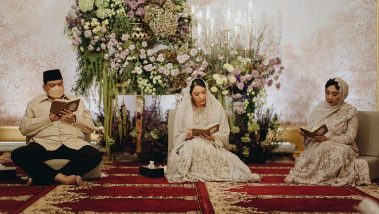 Suasana pengajian jelang pernikahan Putri Tanjung