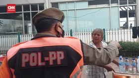 VIDEO: PKL Musiman Tanah Abang Panik dan Berhamburan Saat Dirazia