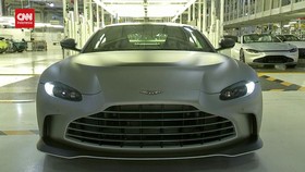 VIDEO: Aston Martin Rilis V12 Vantage Sebelum Beralih ke Listrik