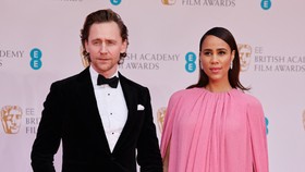 Zawe Ashton dan Tom Hiddleston Tunangan
