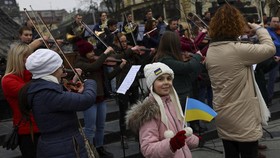 FOTO: 'Healing' Sejenak Warga Lviv Ukraina dengan Alunan Orkestra