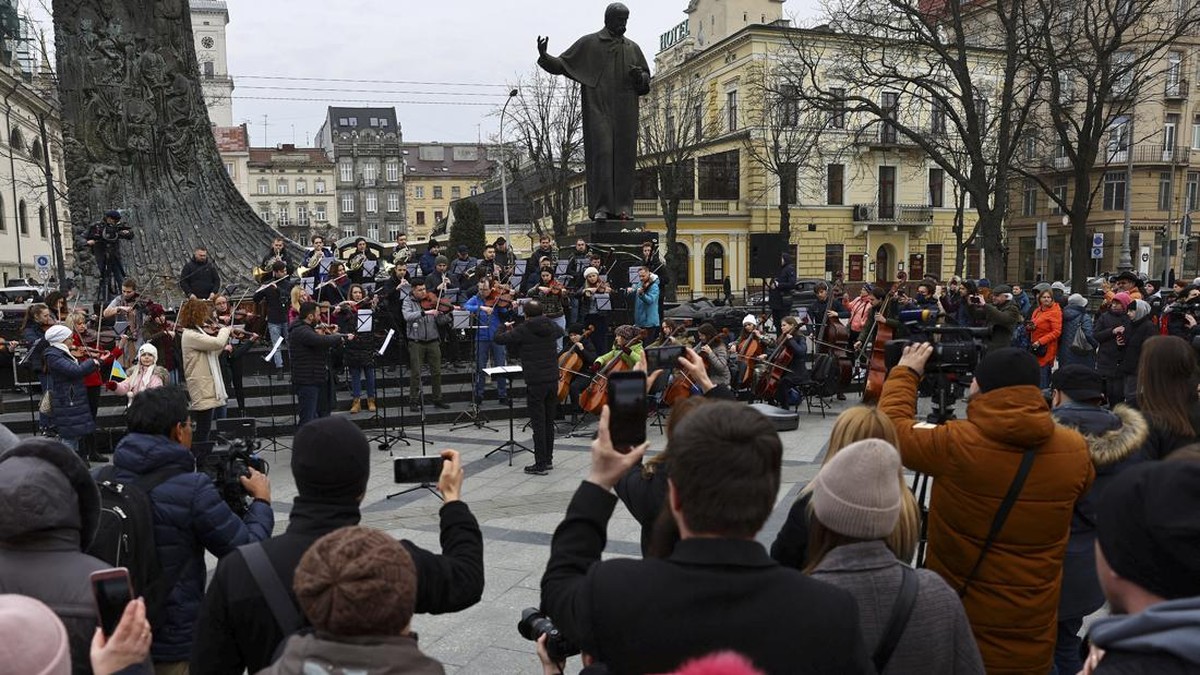 FOTO: 'Healing' Sejenak Warga Lviv Ukraina dengan Alunan Orkestra