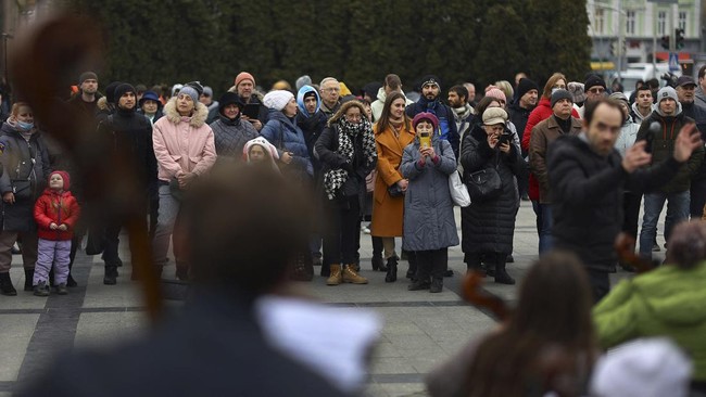 FOTO: 'Healing' Sejenak Warga Lviv Ukraina dengan Alunan Orkestra
