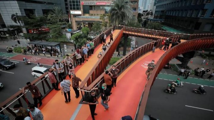 Baru Diresmikan, Intip Keindahan JPO Pinisi yang Dijadikan Spot Foto Warga