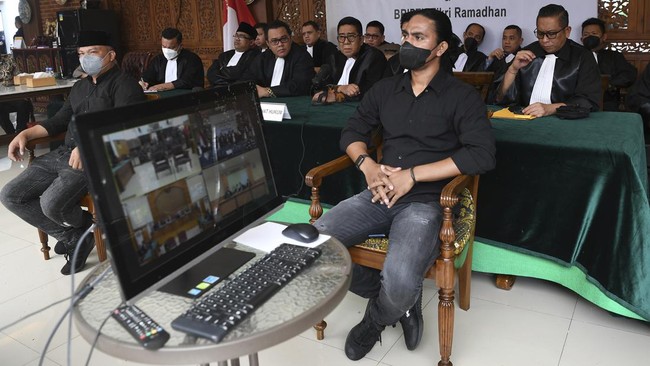 Ayah salah satu Laskar FPI yang terbunuh tak percaya dengan putusan pengadilan yang memvonis bebas dua orang terdakwa kasus unlawful killing.