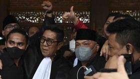 Hakim Setop Sidang saat Lihat Henry Yoso: Tolong Tunjukkan Surat Kuasa