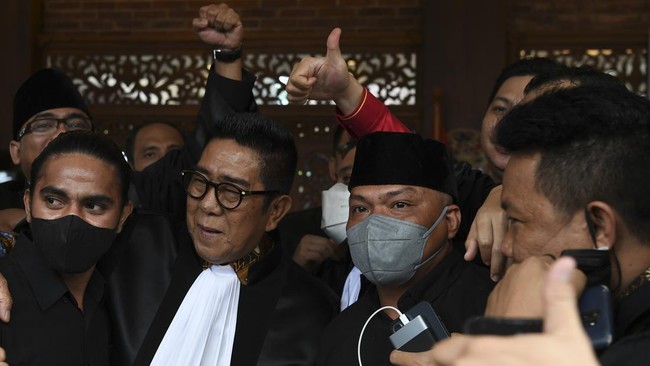 Henry Yosodiningrat tiba di pengadilan saat persidangan sedang berlangsung. Hakim lalu menyetop sidang, minta Henry Yoso tunjukkan surat kuasa Hendra Kurniawan.