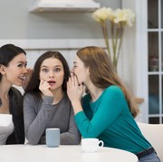 Tanpa Membuatnya Tersinggung, Ini 3 Cara Menghadapi Teman yang Suka Bergosip