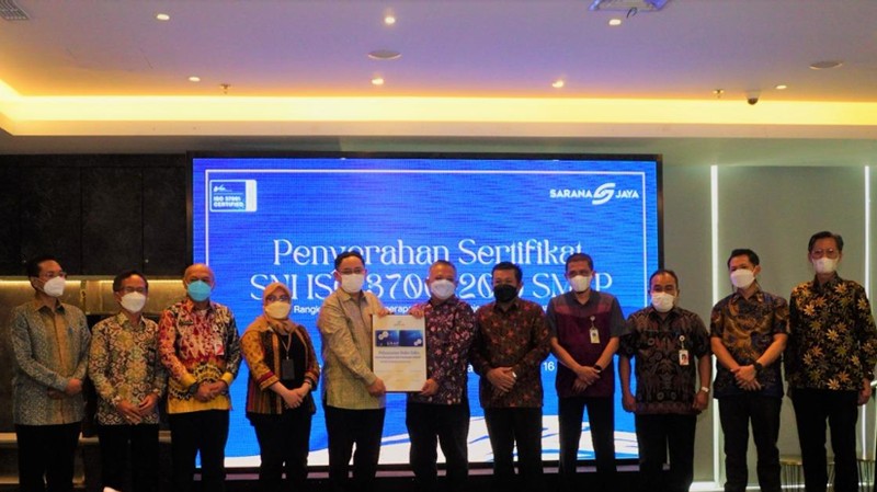 Perumda Pembangunan Sarana Jaya (Sarana Jaya) menerima sertifikat Sistem Manajemen Anti Penyuapan (SMAP) SNI ISO 37001:2016.