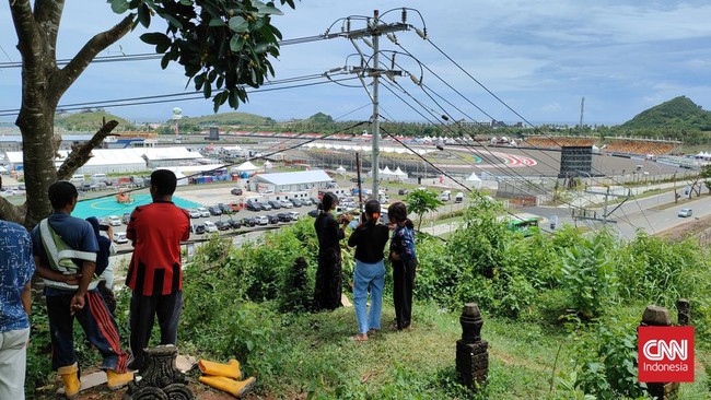 Warga-warga sekitar sirkuit yang tak dapat tiket ternyata bisa menyaksikan MotoGP Mandalika dari atas bukit. CNNIndonesia.com pun menjelajahi bukit-bukit itu.