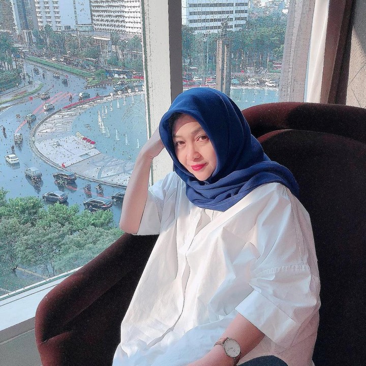 <p>Dina Mariana memulai kariernya pada tahun 70-an sebagai penyanyi cilik, Bunda. Akhir tahun 80-an, Dina mengeluarkan lagu berjudul <em>Ingat Kamu</em> yang sempat hits di masanya. (Foto: Instagram @dinamarianahs)</p>