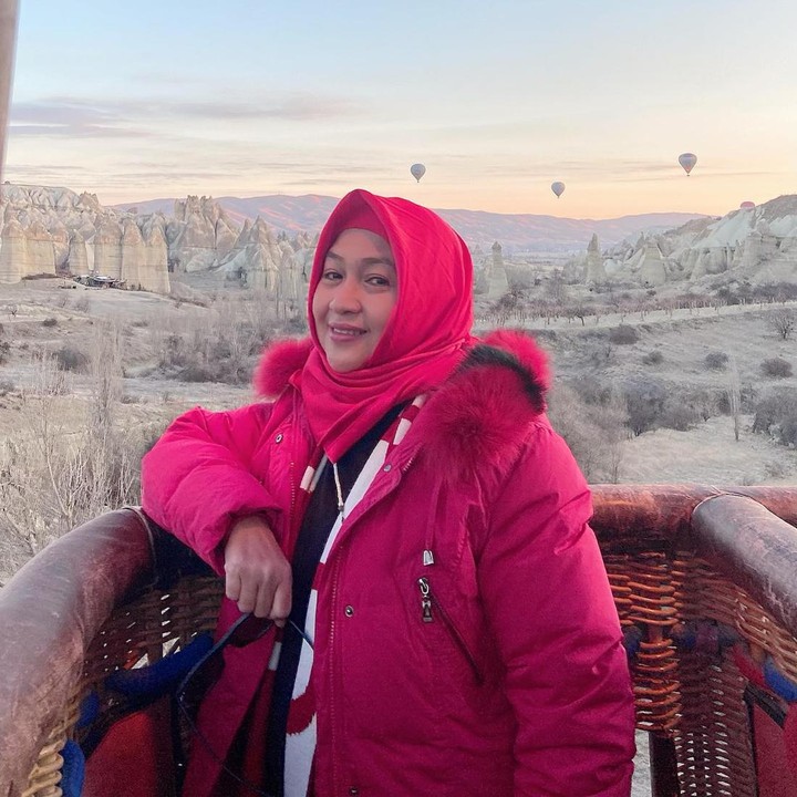 <p>Selama kariernya, Dina Mariana juga sudah membintangi puluhan judul film lho. Perannya sebagai Dina di film Nakalnya Anak-anak tahun 1980 banyak mencuri perhatian. (Foto: Instagram @dinamarianahs)</p>