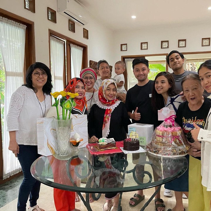 <p>Kehiudupan pribadi Dina jauh dari sorotan publik. Dina menikah dengan Radian Ratulangi Sugandi dan dikaruniai tiga orang anak. Penyanyi senior ini juga sudah memiliki cucu lho, Bunda. (Foto: Instagram @dinamarianahs)</p>