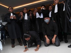 Sujud Syukur Dua Terdakwa Penembak Laskar FPI Saat Divonis Lepas