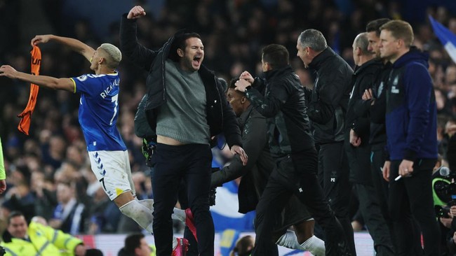 Frank Lampard alami cedera tangan saat melakukan selebrasi kemenangan dramatis 1-0 yang diraih Everton saat menjamu Newcastle United di Liga Inggris.