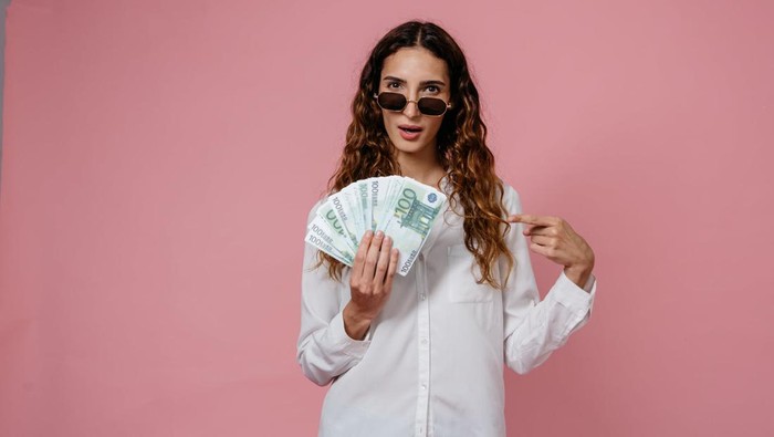 4 Alasan Psikologis di Balik Orang Hobi Flexing Harta, Beneran Haus Validasi?