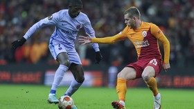 Frankfurt vs Barcelona: Xavi Guyur Dembele dengan Pujian