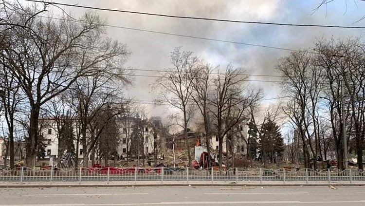 Gedung teater di Mariupol, Ukraina, hancur usai digempur pasukan Rusia This photo released by Donetsk Regional Civil-Military Administration Council on Wednesday, March 16, 2022 shows the Drama Theatre, damaged after shelling, in Mariupol, Ukraine. (Donetsk Regional Civil-Military Administration Council via AP)