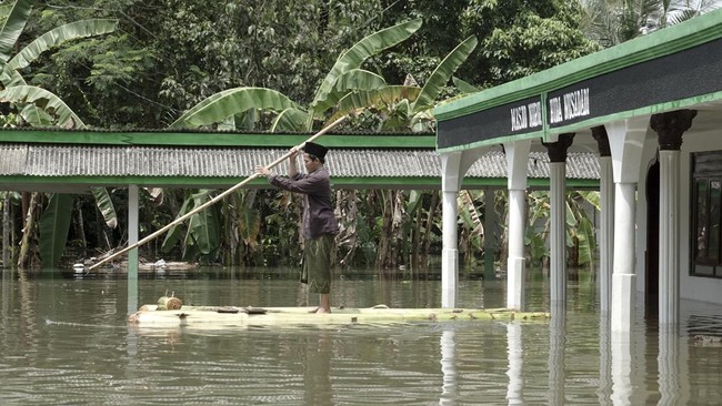 Banjir merendam tujuh kecamatan di Kabupaten Purworejo, Jawa Tengah. Setidaknya, 1.518 KK atau 6.085 orang mengungsi.