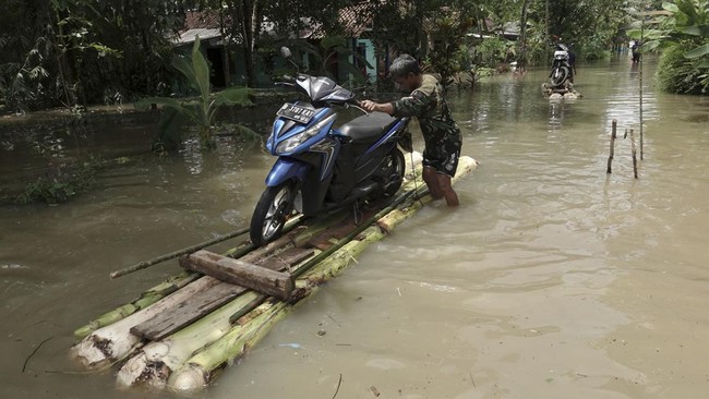 Kepala BPBD Kabupaten Banyumas Budi Nugroho menyebut bencana tanah longsor terjadi di 13 desa, sementara banjir melanda tujuh desa.