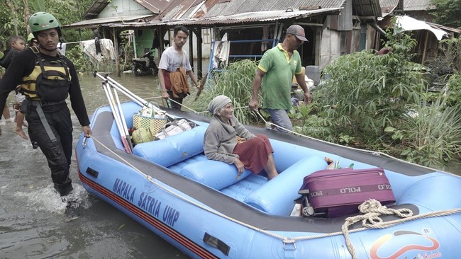 FOTO: Banyumas Kembali Terendam Banjir usai Hujan dan Pasang
