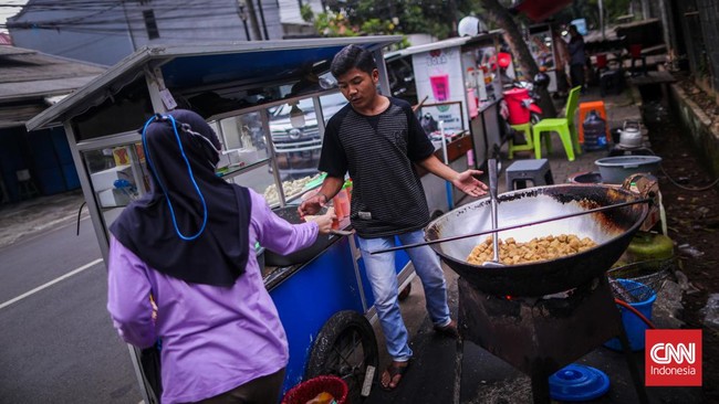 BLT minyak goreng Jokowi menyasar 2,5 juta pedagang gorengan, selain 20,5 juta peserta program keluarga harapan.