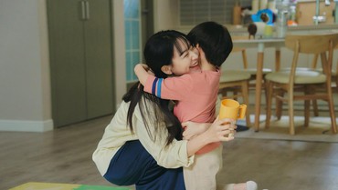 img-title Tampil Beda, Shin Min Ah Perankan Seorang Ibu di Drama Korea 'Our Blues'