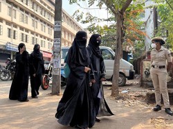 Pengadilan India Kukuhkan Larangan Hijab di Ruang Kelas di Negara Bagian Karnataka